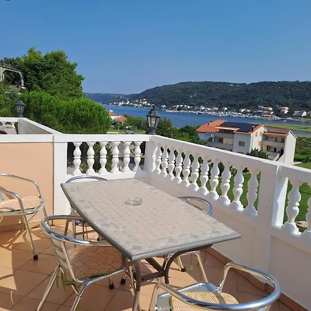Apartamento For Families With Children - Donja, Rab - 14425 Supetarska Draga